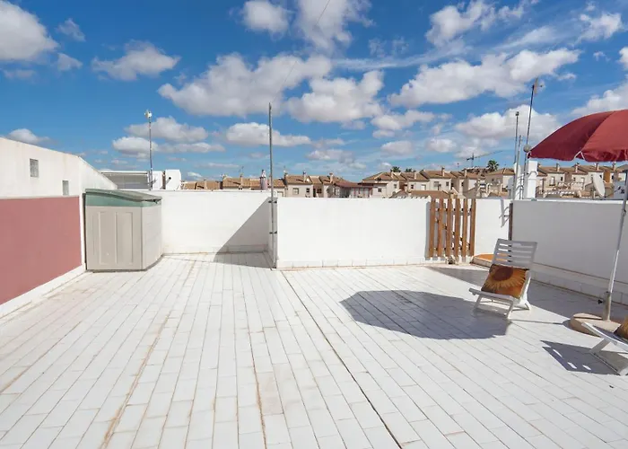 Lovely 2 Bed Penthouse With Large Private Solarium *